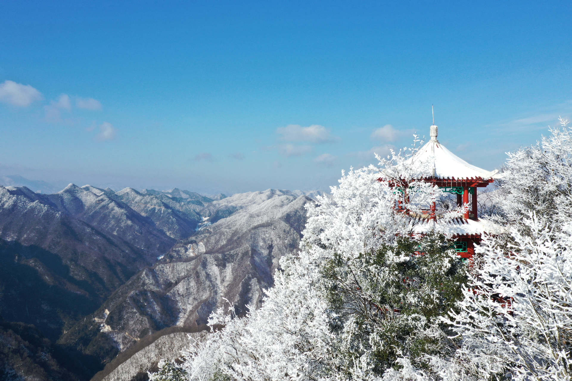 2月20日在湖北省保康县马桥镇尧治河村梨花山拍摄的雪凇景观（无人机照片）。 (2).jpg