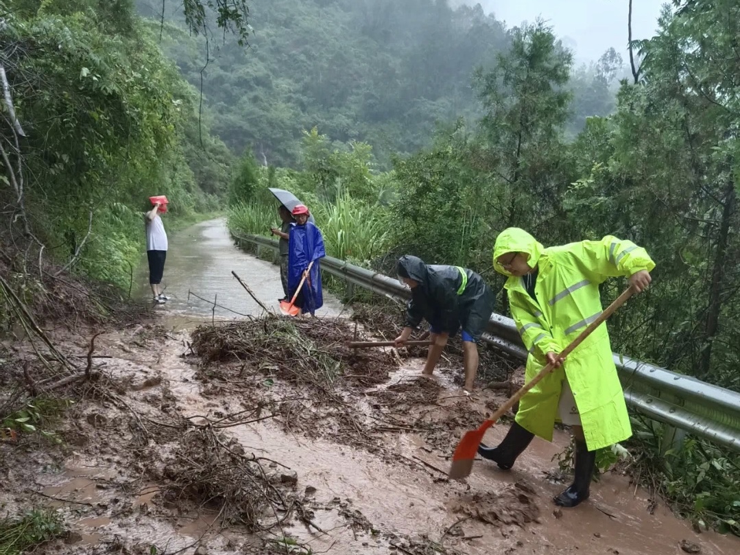 奉节县石岗乡党员干部清理因滑坡堆积的道路淤泥。（重庆市委组织部供图）.jpg