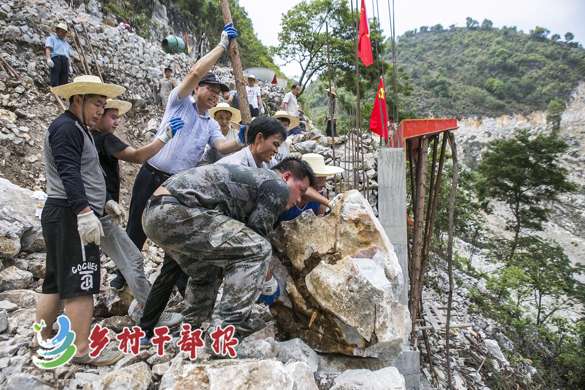 配图（韦德王）(韦德王在道路施工现场。2.jpg