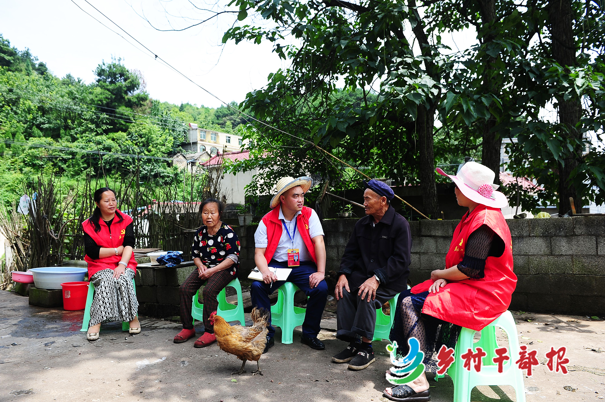 卢远明（左三）带队走访村民。2.jpg
