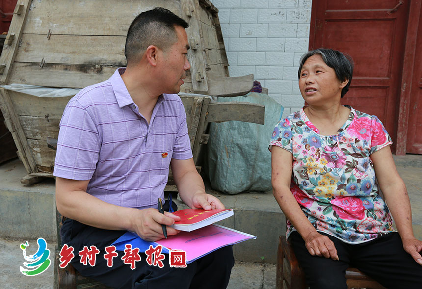 图二：王辉（左）走访贫困户。.JPG