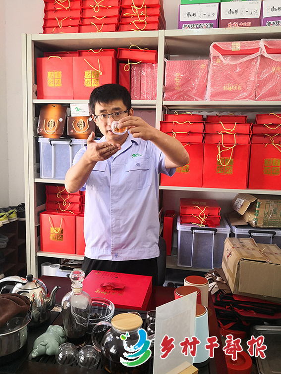 王哲为村里的农特产品黄精茶代言.jpg
