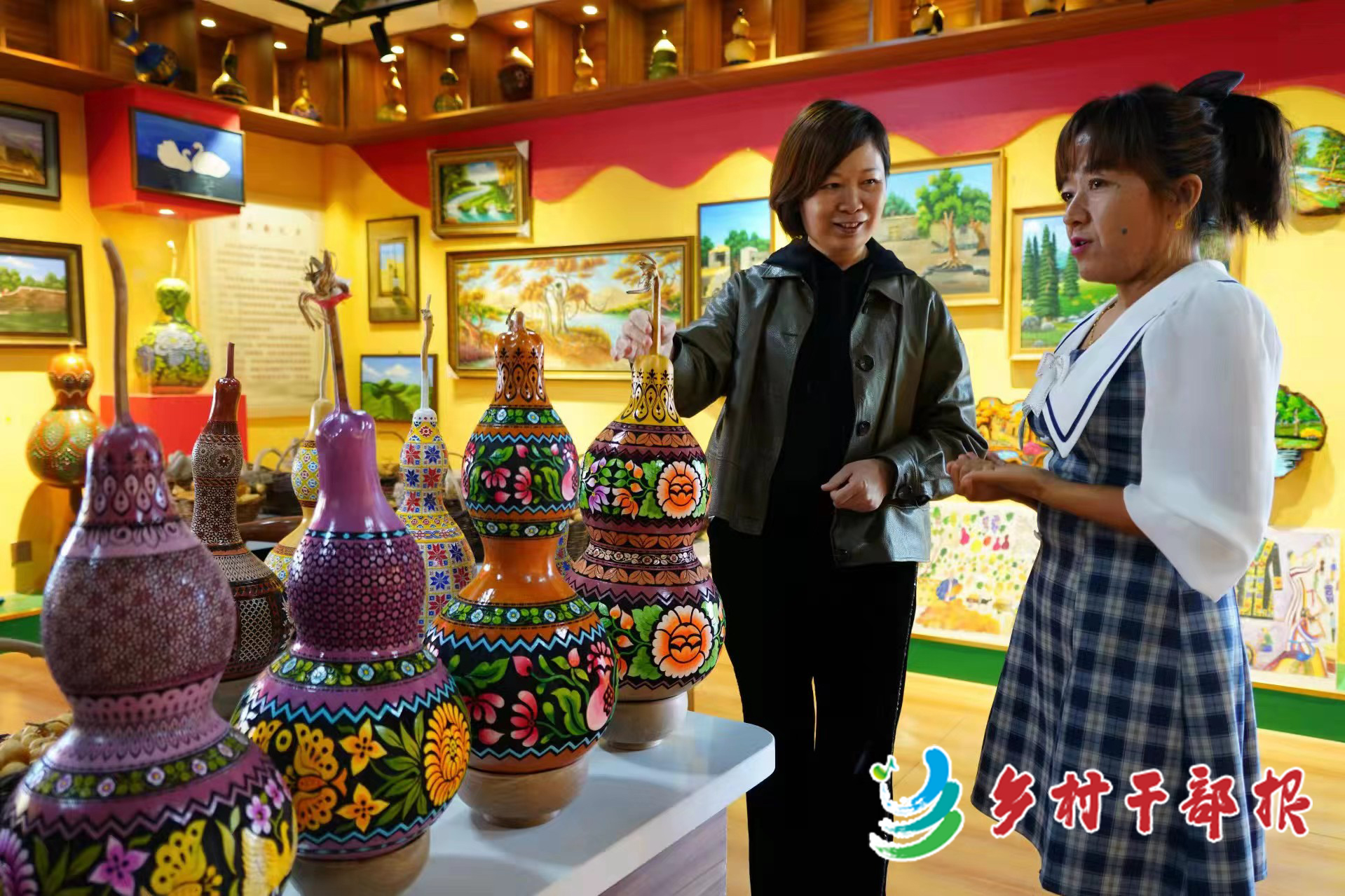 杨艳玲（左）走访村民努尔古丽·尕依提，了解葫芦工艺品销售情况。2.jpg