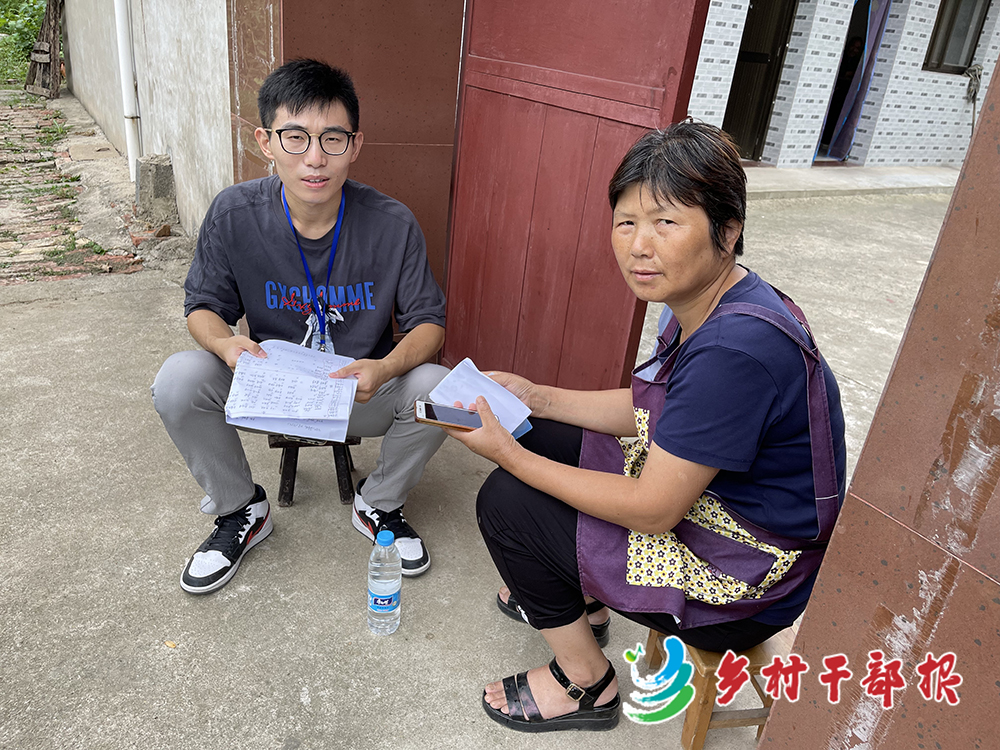 赵志刚（左）帮助村民安装“江苏医保云”手机APP2.jpg