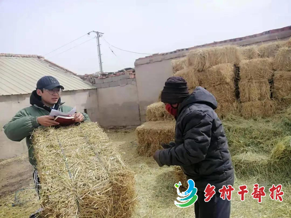 旦巴才让（左）入户走访2.jpg