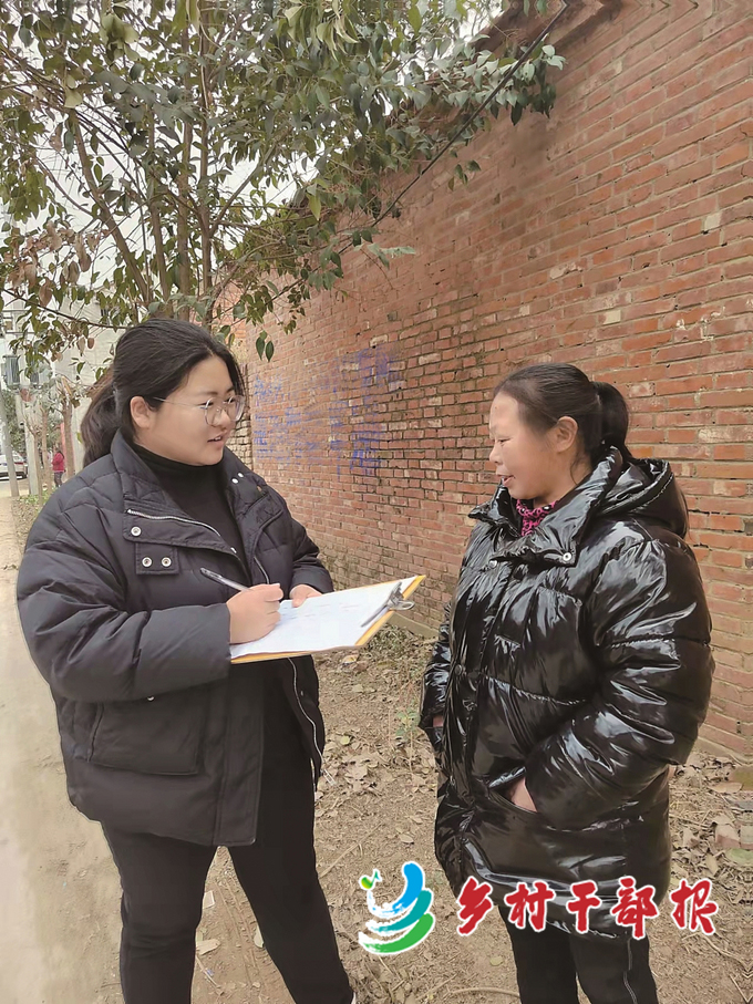赵青青（左）了解村民外出务工情况。2.jpg