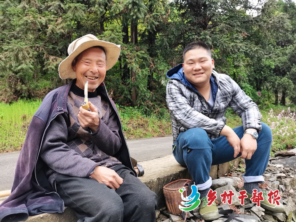 李磊涛（右）和村民拉家常。2.jpg