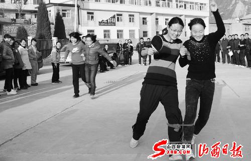 11月8日，吉县举办的“喜迎十八大，争当先锋队”大学生村官体育运动会正在进行，此次运动会旨在为大学生村官搭建交流平台，进一步打造富有健康活力的村官团队。