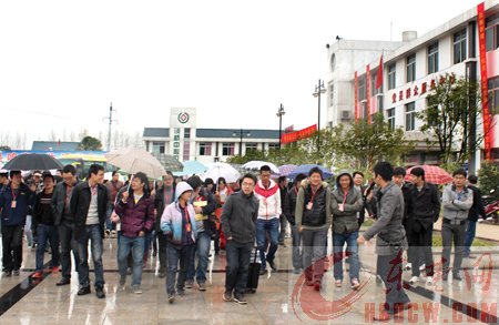 大冶市全体大学生村官冒雨参观灵乡镇谈桥社区