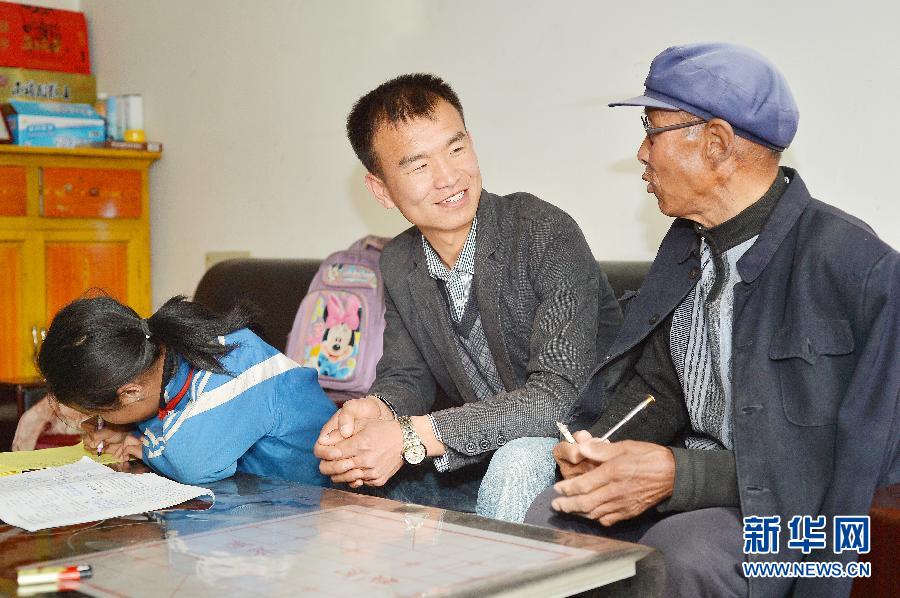李效峰（左）在村民家寻访，了解春季农户种植业发展情况与需求（3月29日摄）。