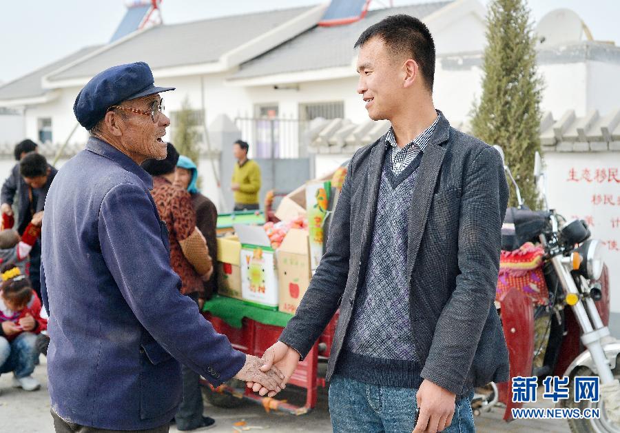 李效峰（左）在村民家寻访，了解春季农户种植业发展情况与需求（3月29日摄）。