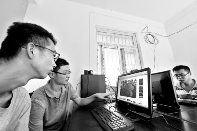 大学生村官通过互联网学习最新苗木养护技术。