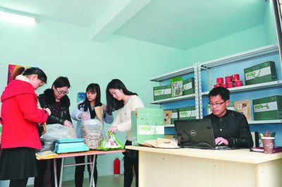 大学生村官携手山民网上“淘金”