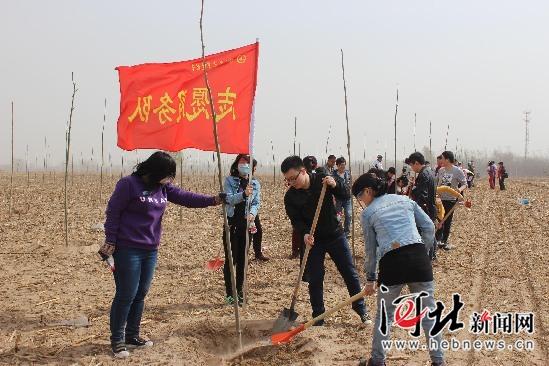 永清县48名大学生村官组成的志愿服务队正式成立