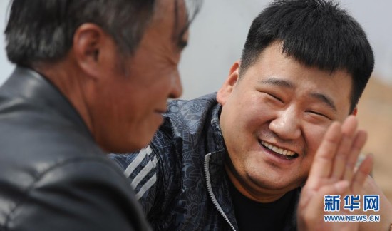 （图片故事）（1）“大学生‘村官’，好后生！”
