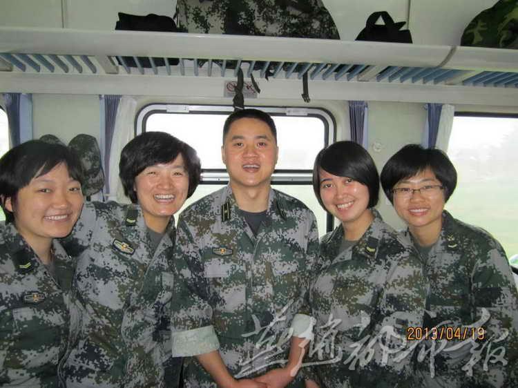 【图片故事】女大学生村官从军记(高清组图)