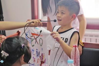 赞！大学生村官给孩子带来艺术课