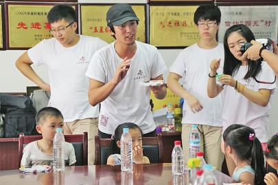 历下区龙洞街道龙洞村的大学生村官王东伟最近可成了远近闻名的“名人”。因为在他的引荐下，山东艺术学院传媒学院与龙洞村建立了实践共建合作的关系。“青春传媒”社会实践团的大学生们走进农村，组织孩子和家长观看原创“最美乡村”微电影放映、“塑”造人生、“涂鸦”世界、“看生活”访谈……一系列新奇的活动形式，以画面、镜头的直观方式，引导孩子们发挥想象力和创作力，提高对艺术的认知和感知，为村里的孩子和家长们上了一堂生动的艺美课。本报记者
