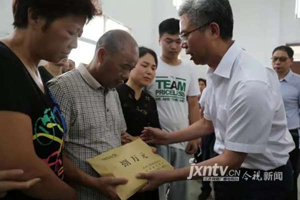 省文明办主任张天清看望慰问程扶摇亲属