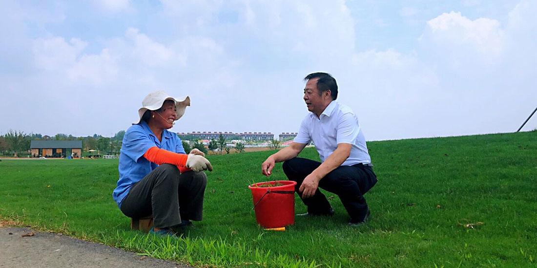 巫苏明与在伏热花海项目基地打工的村民交流.jpg