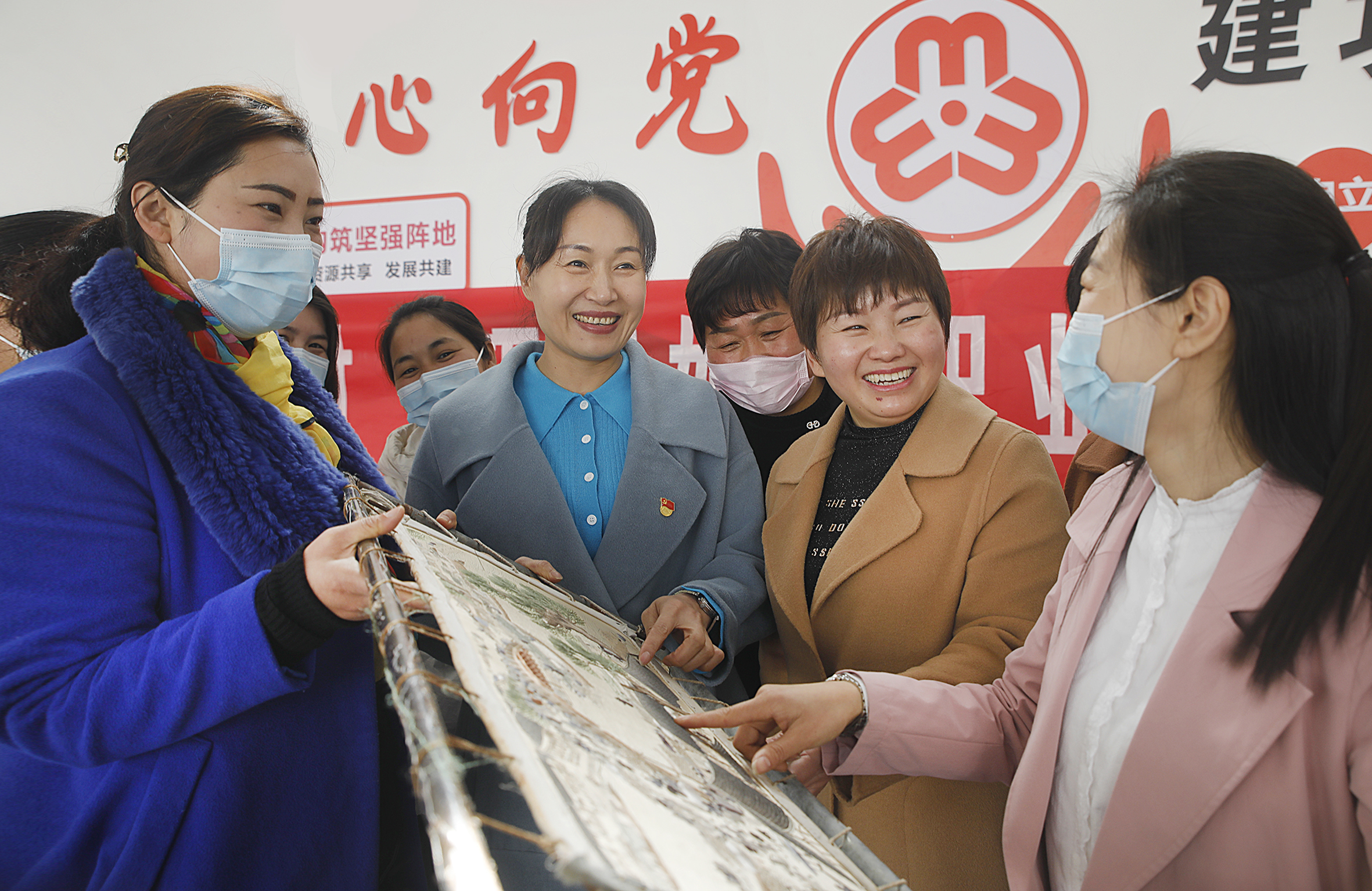 图说乡村干部：致敬“她力量”（1、河南省尉氏县妇联主席兼庄头镇牛家村“巧媳妇”创业基地帮扶工作队队长陈珍华（前左二）在村里向新学员传授刺绣技巧。 李新义 摄.jpg