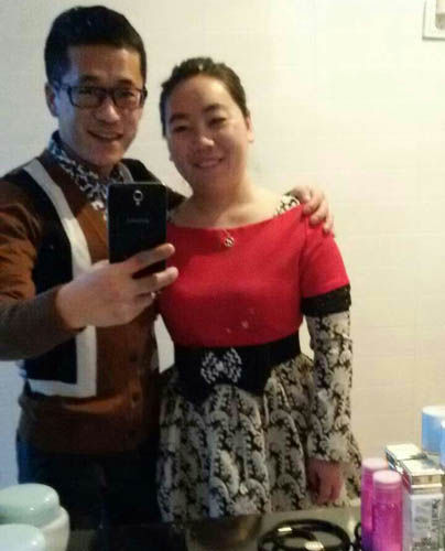 图为汪会影和丈夫用手机自拍结婚照。
