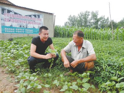 张耀左和村民交谈