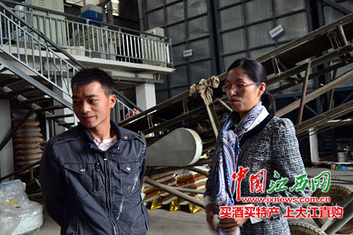 方月萍（右）在介绍大米加工情况