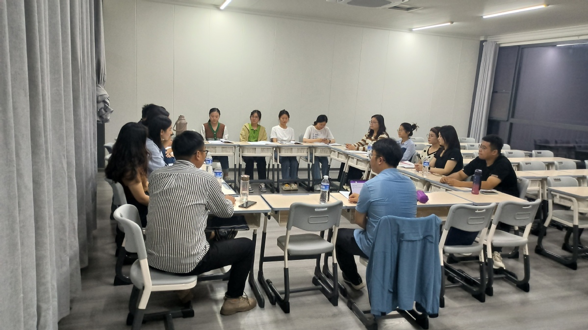 新老选调生座谈交流。（蚌埠市委组织部供图）.jpg
