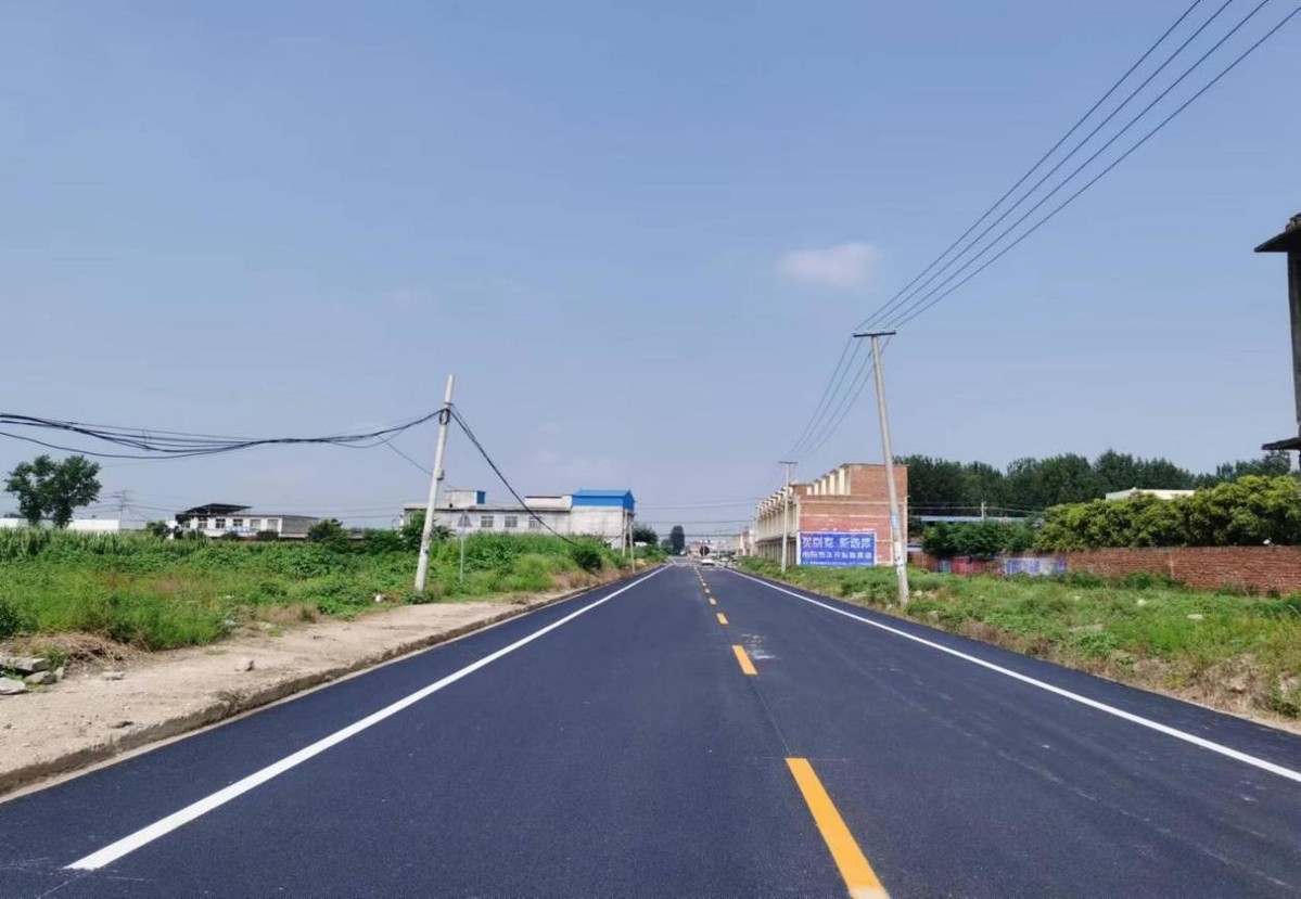 张腰庄村新铺设的柏油路。（张腰庄村供图）.jpg