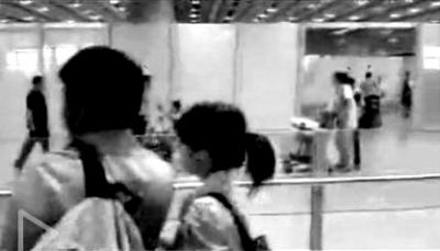 爆炸前4秒，入口处旅客已被安保人员阻止入内。