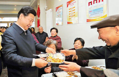 　　2013年2月4日，习近平来到兰州一家“虚拟养老院”的养老餐厅，了解有关情况，还端起一个盛满饭菜的餐盘，走到72岁的老人杨林太面前，轻轻送上，请他用餐。 　资料照片（新华社发）