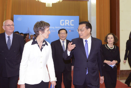 李克强同专家交谈