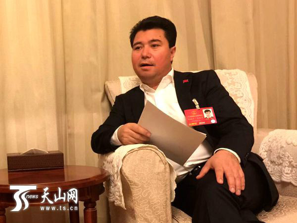 全国人大代表阿迪力·吾休尔在畅谈自己的建议。