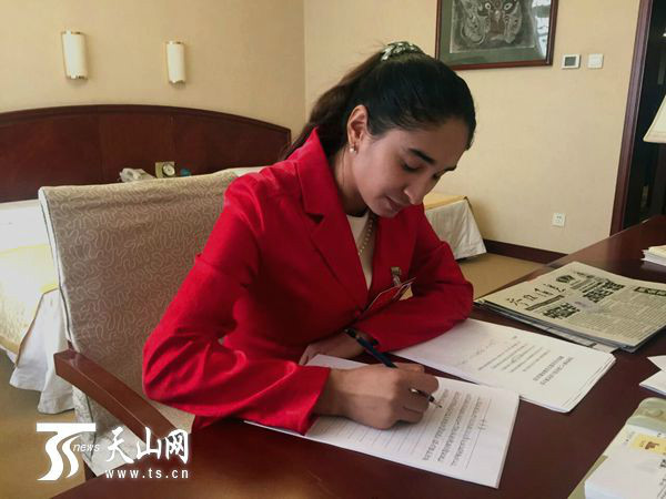 全国人大代表热汗古丽·依米尔在记录自己的参会心得。