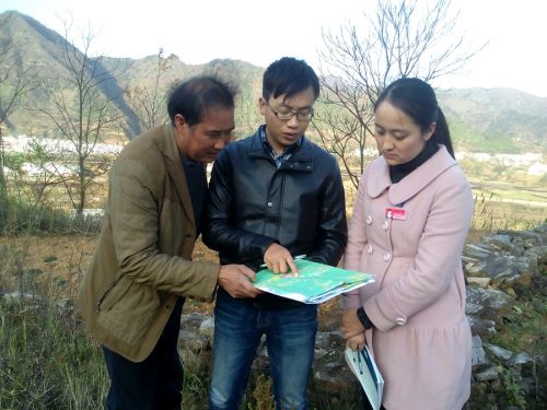 叶瑜（右一）与规划单位和村组干部在土门村会商基本农田建设
