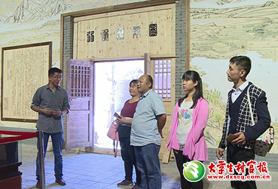 图为杜明阳（左）为游客讲解乡村旅游民俗文化。.JPG