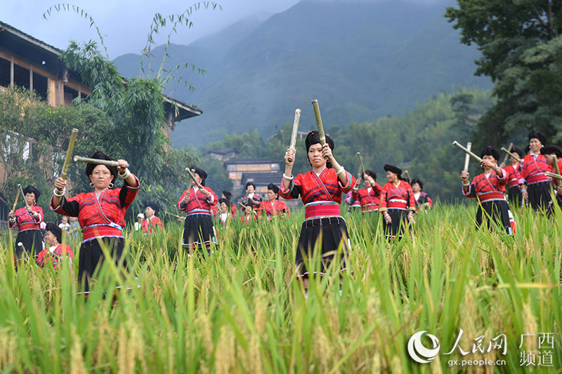 龙胜小寨村当地红瑶同胞在参加“敬秋”活动