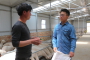 安坤和村主任吴鹏讨论湖羊养殖存在的问题和解决办法.JPG