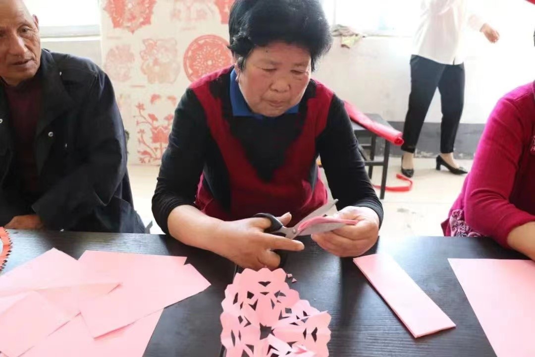 村民学习剪纸.jpg