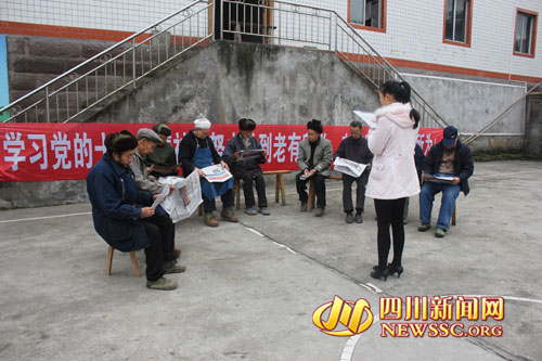 新乐大学生村官走进敬老院宣传十八大精神