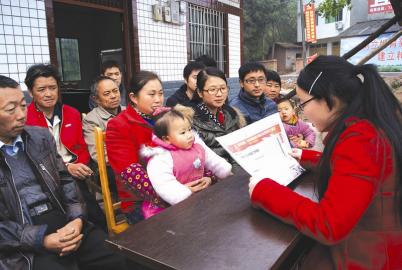 大学生村官在东兴区高梁镇清溪村为群众宣讲十八大精神