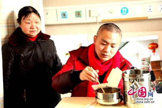 绝症大学生村官让病重者先医 后获另一绝症村官捐款