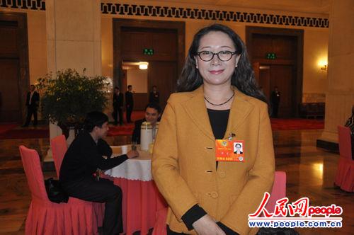李兰委员接受人民网记者采访 李东风摄