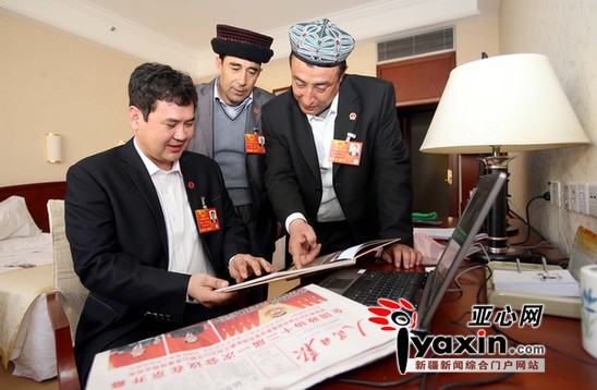 亚心网讯（记者王梅 宋君北京摄影报道）在新疆尉犁县古勒巴格乡阿克其开村村民的眼里，十二届全国人大代表、村支书牙生·吐尔逊可是个“好巴郎”。