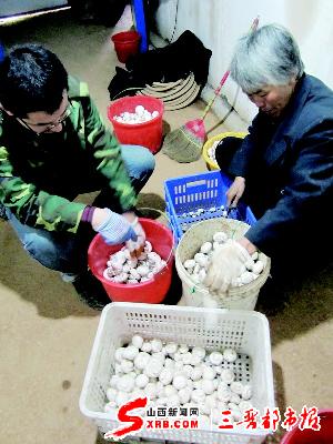 ②当地村民跟着他们一起干，增加了不少收入。