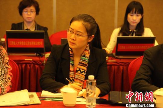 3月11日，全国人大代表、80后大学生村官桂千金在参加江西团小组审议。 王剑 摄