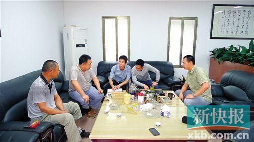 一名大学生村官(左三)在和村民开会。