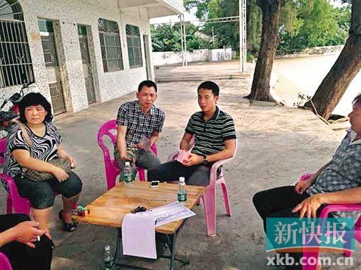 大学生村官做村民的工作很多时候在户外进行。