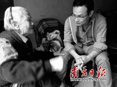 南海虫雷岗社区党委副书记、博士村官刘辉和村民聊天。